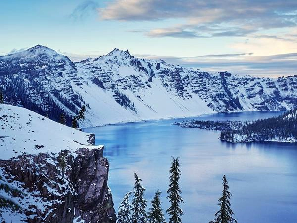 Hồ Crater nằm trong công viên quốc gia cùng tên ở bang Oregon. Nơi này nổi tiếng với làn nước xanh và trong vắt.