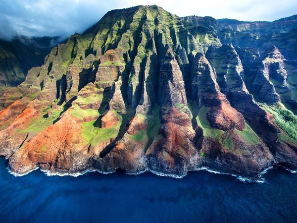 Công viên bờ biển Na Pali, bang Hawaii. Đường bờ biển kéo dài hơn 27 km ở đây được đánh giá vô cùng ngoạn mục với những ngọn núi xanh soi bóng nước. Ảnh: Getty.