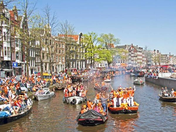 ivivu-toast-to-the-royalty-of-amsterdam-on-queens-day-when-people-dress-in-orange-and-party-all-night-in-the-netherlands-capital