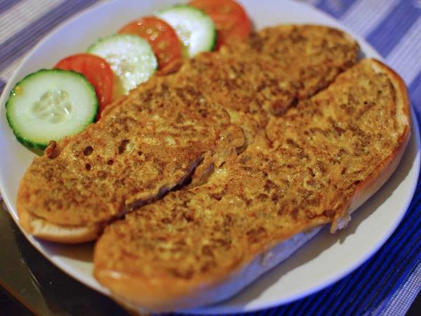 ivivu-sample-a-roti-john-a-popular-breakfast-sandwich-in-malaysia-with-minced-meat-sardines-egg-and-chopped-onions