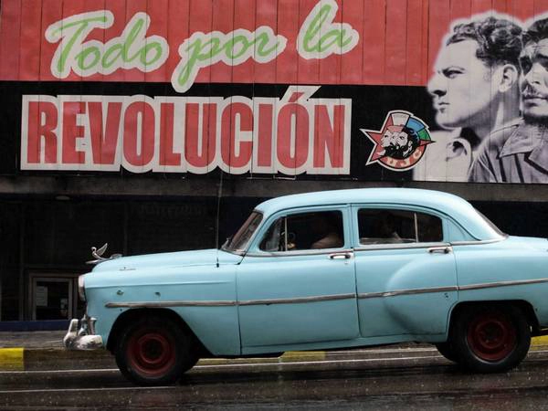 ivivu-drive-a-classic-car-around-havana-cuba