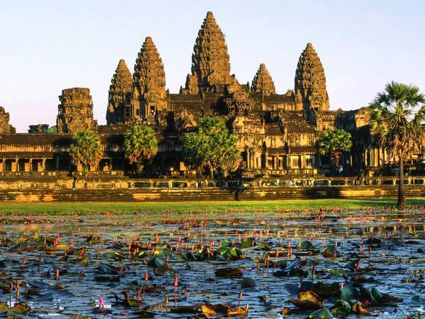 ivivu-clamber-over-the-ruins-of-angkor-wat-in-cambodia