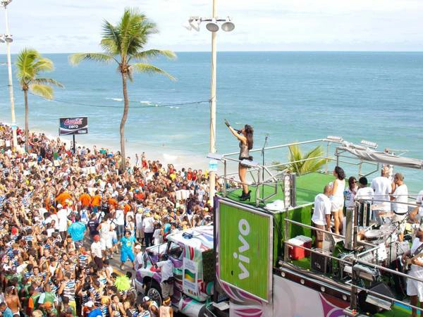 ivivu-rub-shoulders-with-the-revelers-at-the-carnival-in-salvador-brazil