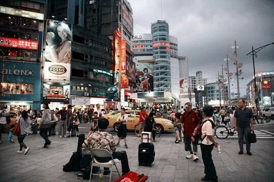 1. Đến rạp xem một bộ phim, tới Hongbaochang để nghe hát Karaoke. Từ những năm 1930, Ximending đã trở thành con đường điện ảnh của Đài Bắc. Nay tại đây có khoảng hơn 20 rạp chiếu phim khác nhau. Du khách có thể tới đây để cảm nhận hương vị điện ảnh đậm đặc tại thành phố này. Để cảm nhận thêm nét riêng trong văn hóa của Đài Bắc, bạn cũng nên nghe hát karaoke theo hình thức Hongbaochang nằm trên đường Hankou, Xining. Chỉ cần bỏ ra một số tiền nhỏ, du khách có thể nghe hát và cùng giao lưu với các ca sỹ trên sân khấu. 1. Đến rạp xem một bộ phim, tới Hongbaochang để nghe hát Karaoke. Từ những năm 1930, Ximending đã trở thành con đường điện ảnh của Đài Bắc. Nay tại đây có khoảng hơn 20 rạp chiếu phim khác nhau. Du khách có thể tới đây để cảm nhận hương vị điện ảnh đậm đặc tại thành phố này. Để cảm nhận thêm nét riêng trong văn hóa của Đài Bắc, bạn cũng nên nghe hát karaoke theo hình thức Hongbaochang nằm trên đường Hankou, Xining. Chỉ cần bỏ ra một số tiền nhỏ, du khách có thể nghe hát và cùng giao lưu với các ca sỹ trên sân khấu.