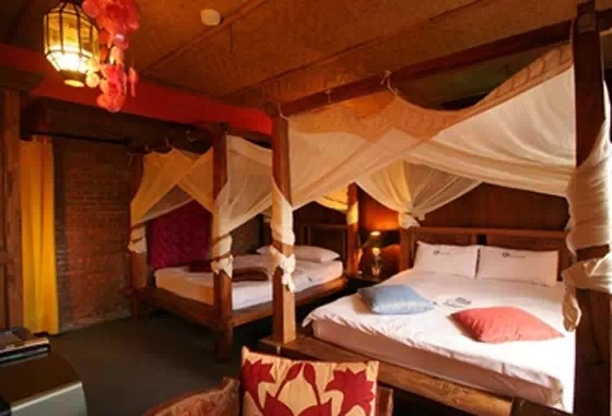 12. Cảm nhận dịch vụ homestay tại Kending. Kending hấp dẫn du khách không chỉ bởi những con sóng lãng mạn trên bãi biển trong xanh, thức ăn tươi ngon mà còn bởi dịch vụ homestay vô cùng hấp dẫn. Mỗi tòa nhà một phong cách khác nhau từ truyền thống cho tới hiện đại, vừa cổ xưa lại lãng mạn. 12. Cảm nhận dịch vụ homestay tại Kending. Kending hấp dẫn du khách không chỉ bởi những con sóng lãng mạn trên bãi biển trong xanh, thức ăn tươi ngon mà còn bởi dịch vụ homestay vô cùng hấp dẫn. Mỗi tòa nhà một phong cách khác nhau từ truyền thống cho tới hiện đại, vừa cổ xưa lại lãng mạn.