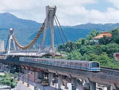 13. Ngồi đoạn tàu điện ngầm có phong cảnh đẹp nhất Đài Bắc. Tại Đài Bắc, một số bến tàu điện ngầm có đoạn được thiết kế lộ thiên như điểm Daan. Du khách có thể nhìn thấy cảnh máy bay cất cánh, hạ cánh tại sân bay Songshan hay cảnh đường phố Luanshu tuyệt đẹp. 13. Ngồi đoạn tàu điện ngầm có phong cảnh đẹp nhất Đài Bắc. Tại Đài Bắc, một số bến tàu điện ngầm có đoạn được thiết kế lộ thiên như điểm Daan. Du khách có thể nhìn thấy cảnh máy bay cất cánh, hạ cánh tại sân bay Songshan hay cảnh đường phố Luanshu tuyệt đẹp.