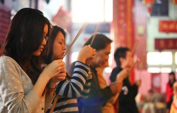 14. Lễ phật tại Đài Loan. Du lịch Đài Loan, bạn nên tìm hiểu về văn hóa chùa chiền của mảnh đất này. Đi trên đường phố của Đài Loan, chỉ vài bước chân là bạn có thể nhìn thấy miếu, đền chùa. Có chuyên gia cho rằng văn hóa tín ngưỡng truyền thống của người dân nơi đây còn đậm đặc và sâu sắc hơn cả người dân đại lục. 14. Lễ phật tại Đài Loan. Du lịch Đài Loan, bạn nên tìm hiểu về văn hóa chùa chiền của mảnh đất này. Đi trên đường phố của Đài Loan, chỉ vài bước chân là bạn có thể nhìn thấy miếu, đền chùa. Có chuyên gia cho rằng văn hóa tín ngưỡng truyền thống của người dân nơi đây còn đậm đặc và sâu sắc hơn cả người dân đại lục.