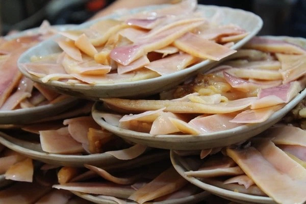 3. Ăn mực Dawang ở chợ đêm Raohe. Đây là món ngon nổi tiếng tại chợ đêm Raohe thuộc Đài Bắc. Dù nằm ở một nơi không dễ tìm trong chợ nhưng lúc nào cửa hàng này cũng đông khách. Khách hàng thường lui tới đây bởi vị tương chấm đặc biệt của ông chủ. 3. Ăn mực Dawang ở chợ đêm Raohe. Đây là món ngon nổi tiếng tại chợ đêm Raohe thuộc Đài Bắc. Dù nằm ở một nơi không dễ tìm trong chợ nhưng lúc nào cửa hàng này cũng đông khách. Khách hàng thường lui tới đây bởi vị tương chấm đặc biệt của ông chủ.