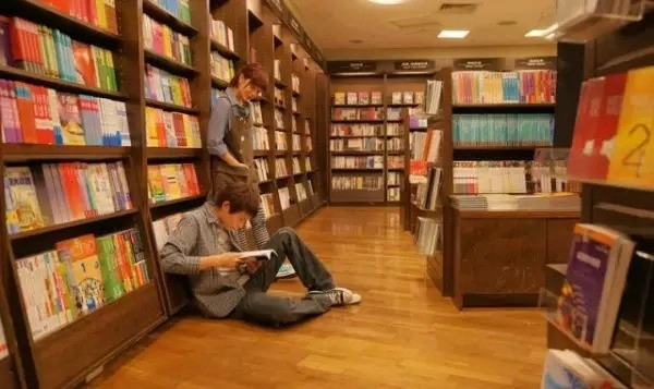 4. Đến cửa hàng cà phê sách Eslite để hít hà hương vị của sách khi đêm về. Đây là cửa hàng sách 24/24, thu hút rất nhiều các bạn trẻ tới giao lưu và thưởng thức không gian sách rất đặc biệt. 4. Đến cửa hàng cà phê sách Eslite để hít hà hương vị của sách khi đêm về. Đây là cửa hàng sách 24/24, thu hút rất nhiều các bạn trẻ tới giao lưu và thưởng thức không gian sách rất đặc biệt.