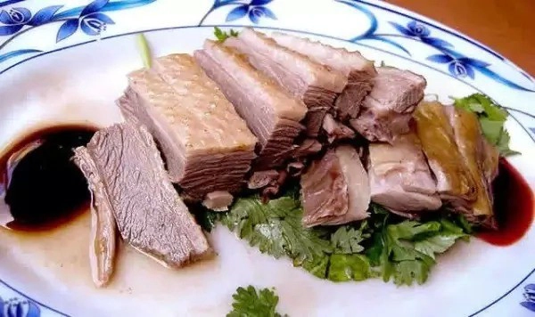 7. Ăn thịt ngỗng và mì sợi. Nằm trên đường Ximending, cửa hàng ngỗng nổi tiếng lâu đời chỉ bán mì sợi, thịt ngỗng và nội tạng ngỗng sẽ để lại cho du khách hương vị ngọt ngào khó quên. 7. Ăn thịt ngỗng và mì sợi. Nằm trên đường Ximending, cửa hàng ngỗng nổi tiếng lâu đời chỉ bán mì sợi, thịt ngỗng và nội tạng ngỗng sẽ để lại cho du khách hương vị ngọt ngào khó quên.