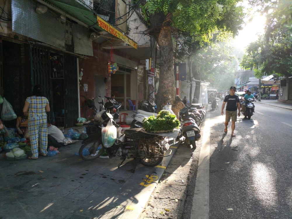 Cây viết Piumi Rajapaksha của Culture Trip khuyên du khách đến Hà Nội nên bắt đầu ngày mới với ly cà phê sữa cùng bánh mì. Cô cũng gợi ý mọi người dậy lúc 5h để chứng kiến sự chuyển mình của thủ đô Việt Nam sau một đêm yên ả. "Thời điểm này vô cùng thú vị để bạn ra đường. Người dân dậy sớm quét dọn trước sân, những người bán hàng tất bật chuẩn bị đồ đạc còn các bậc phụ huynh thì lại lo đưa con tới lớp", cô viết. Ảnh: Shutterstock.