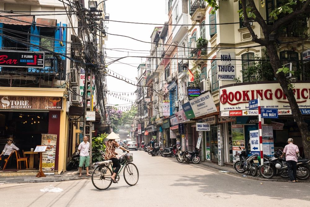 Culture Trip cho rằng bắt đầu hành trình buổi sáng trên khu phố cổ là một lựa chọn hợp lý. "Có tổng cộng 16 con phố ở đây để bạn khám phá. Mỗi con phố lại đặt tên theo một mặt hàng chính ở đó. Ví dụ phố Hàng Gai chuyên kinh doanh lụa. Bạn có thể tìm thấy nhiều nhà may rất đẹp ở đây", Piumi chia sẻ. Ảnh: Shutterstock.