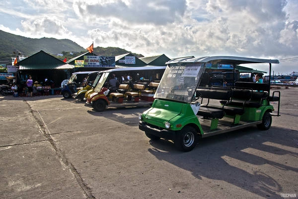 Vào những ngày thường ít khách du lịch, xe điện dùng để đưa du khách tham quan Bình Ba được nghỉ ngơi ở bãi đậu xe nhiều màu sắc.