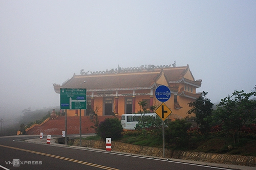 Đường lên Bokor sương phủ trắng xóa.