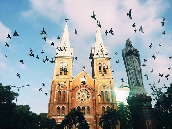 Đến Sài Gòn, bạn đừng bỏ lỡ dịp ghé thăm ngôi nhà thờ nổi tiếng nhất thành phố - nhà thờ Đức Bà. Công trình này được người Pháp xây dựng và hoàn thành vào năm 1880. Đến nay nơi đây đã trở thành biểu tượng kiến trúc của TP.HCM. Ngoài giờ tổ chức thánh lễ vào cuối tuần, du khách có thể tự do tham quan bên trong nhà thờ.