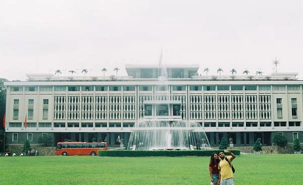 Buổi chiều, bạn nên vào tham quan Dinh Thống Nhất. Công trình do kiến trúc sư người Việt Ngô Viết Thụ thiết kế, được xếp hạng là một trong 10 di tích quốc gia đặc biệt đầu tiên của cả nước, cũng là nơi đón tiếp hàng nghìn lượt khách trong và ngoài nước mỗi ngày. Đồng thời, đây còn là điểm tham quan bổ ích dành cho những người ưa khám phá, tìm hiểu lịch sử.
