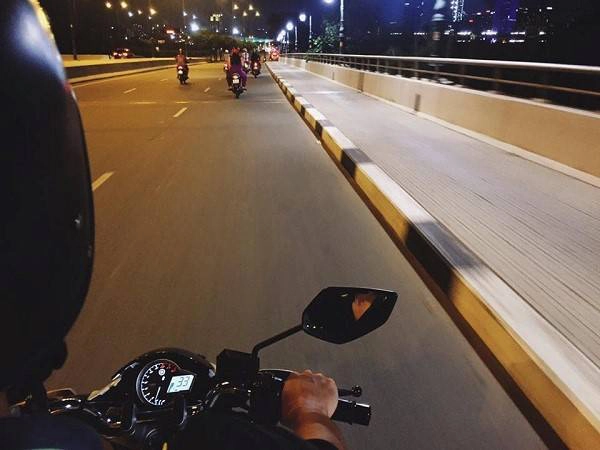 Khi thành phố lên đèn, trải nghiệm được lang thang quanh thành phố trên một chiếc xe gắn máy chắc chắn sẽ rất đáng nhớ. Bạn có thể chạy xe qua hầm Thủ Thiêm - đường hầm vượt sông Sài Gòn, hoặc sang quận 7 để ngắm cầu Ánh Sao lên đèn.