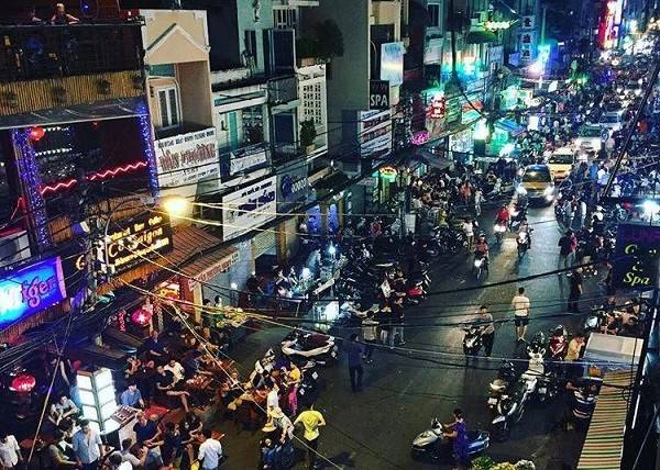 Cuối cùng, đừng quên Sài Gòn là thành phố sống về đêm. Đây mới là lúc phố Bùi Viện, phố Đề Thám… tấp nập, đông vui nhất. Bạn có thể chọn một quán bar trên ban công tầng 2, uống dăm chai bia, nhâm nhi một hai con mực nướng và bắt chuyện với những người xa lạ ngồi kế bên. Ảnh: Mjkim.