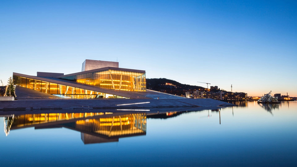 Oslo không còn là một thành phố vô danh nằm giữa Stockholm và Copenhagen. Bờ sông ở Oslo đã được hồi sinh với kiến trúc hiện đại thổi hồn một cuộc sống mới vào thành phố, khiến nó trở nên vô cùng hấp dẫn. Oslo không còn là một thành phố vô danh nằm giữa Stockholm và Copenhagen. Bờ sông ở Oslo đã được hồi sinh với kiến trúc hiện đại thổi hồn một cuộc sống mới vào thành phố, khiến nó trở nên vô cùng hấp dẫn.