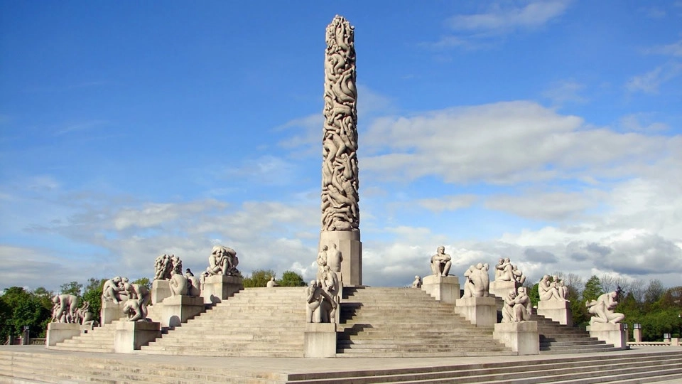 Điểm tham quan: Mặc dù khá xa trung tâm thành phố, công viên Điêu khắc Vigeland là một địa điểm du lịch không thể bỏ qua. Nhà điêu khắc người Na Uy - Gustav Vigeland - ông có vô số tâm tư và chiêm nghiệm về cuộc đời con người. Điều đó được ông truyền tải qua các tác phẩm. Điểm tham quan: Mặc dù khá xa trung tâm thành phố, công viên Điêu khắc Vigeland là một địa điểm du lịch không thể bỏ qua. Nhà điêu khắc người Na Uy - Gustav Vigeland - ông có vô số tâm tư và chiêm nghiệm về cuộc đời con người. Điều đó được ông truyền tải qua các tác phẩm.