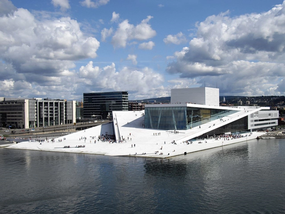 Tòa nhà Oslo Opera nằm trong khu phố Bjørvika ở trung tâm thành phố. Đây là ngôi nhà của những giải thưởng Opera và Ba lê mang tầm quốc gia. Nhưng bạn không cần thiết phải vào bên trong. Mái nhà của Oslo Opera tạo với mặt đất một mặt phẳng, làm nên một quảng trường lớn. Du khách yêu thích đến đây vào những ngày nắng, khi mọi người được tự do đi bộ lên các sườn dốc lên mái nhà và chiêm ngưỡng quang cảnh khoáng đạt. Tòa nhà Oslo Opera nằm trong khu phố Bjørvika ở trung tâm thành phố. Đây là ngôi nhà của những giải thưởng Opera và Ba lê mang tầm quốc gia. Nhưng bạn không cần thiết phải vào bên trong. Mái nhà của Oslo Opera tạo với mặt đất một mặt phẳng, làm nên một quảng trường lớn. Du khách yêu thích đến đây vào những ngày nắng, khi mọi người được tự do đi bộ lên các sườn dốc lên mái nhà và chiêm ngưỡng quang cảnh khoáng đạt.