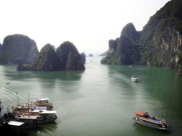 Ngắm vịnh Hạ Long từ hang Đầu Gỗ. Ngắm vịnh Hạ Long từ hang Đầu Gỗ.