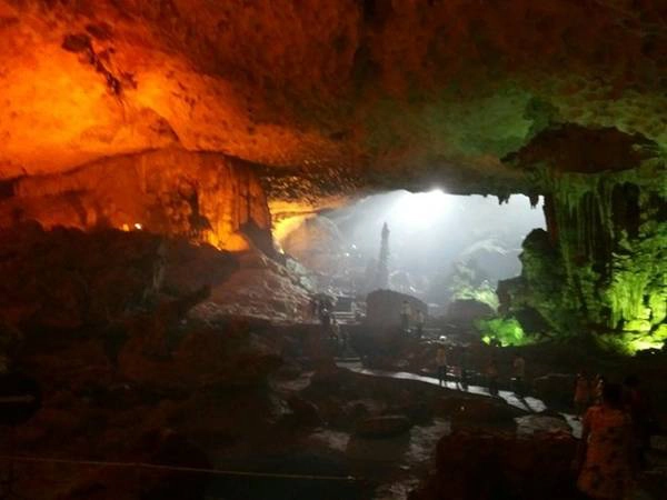 Vẻ đẹp uy nghi và hùng vĩ trong hang Đầu Gỗ. Vẻ đẹp uy nghi và hùng vĩ trong hang Đầu Gỗ.
