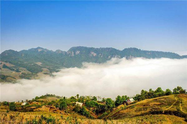 Vượt qua những đám sương mù dày đặc phía đồn biên phòng là cả một biển mây ôm ấp những nóc nhà của người H'Mông. Vượt qua những đám sương mù dày đặc phía đồn biên phòng là cả một biển mây ôm ấp những nóc nhà của người H'Mông.