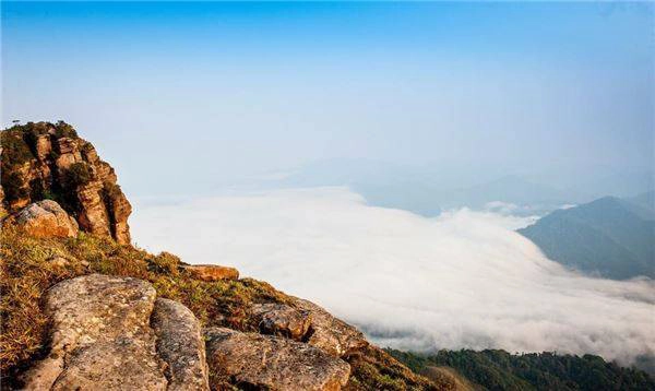 Mây bao phủ cả một vùng trời rộng lớn. Mây bao phủ cả một vùng trời rộng lớn.