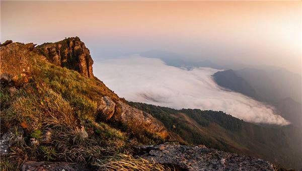 Mây chiều thổi từ hướng Mộc Châu sang đất Lào như một dòng sông trắng xóa dưới bóng nền trời ửng đỏ. Mây chiều thổi từ hướng Mộc Châu sang đất Lào như một dòng sông trắng xóa dưới bóng nền trời ửng đỏ.