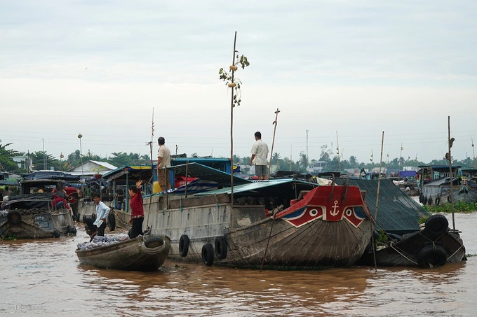 Cần Thơ là một trong những điểm dừng chân hấp dẫn du khách nhất ở đồng bằng sông Cửu Long. Xứ Tây Đô hiện có sân bay, nhiều tuyến xe buýt từ các thành phố nên rất thuận tiện cho du khách tìm đến.  Chợ nổi Cái Răng: Thời điểm thăm chợ lý tưởng nhất là khi trời chưa sáng. Ngày nay, chợ không còn đông ghe thuyền mua bán tấp nập như trước, nhưng những người lần đầu tiên ghé thăm vẫn cảm thấy khác biệt. Du khách có thể hỏi thuê thuyền tại bến Ninh Kiều hoặc điểm lưu trú. Giá trung bình 100.000 đồng một người.