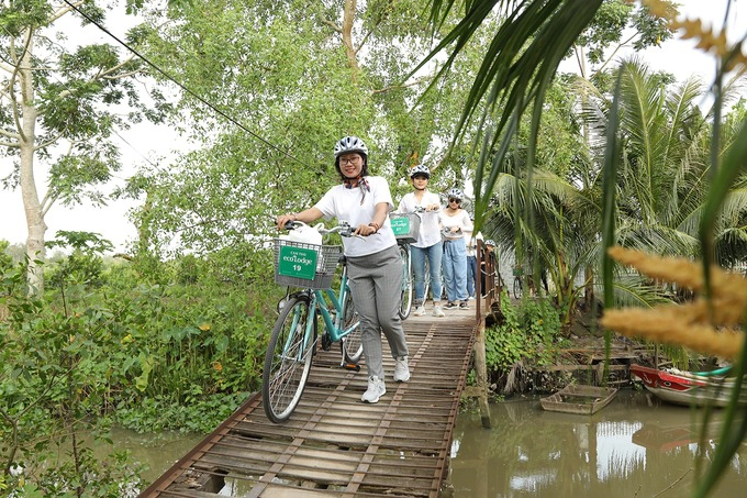 Đạp xe khám phá miệt vườn  Ba Láng là điểm dừng chân không mới trên bản đồ du lịch của thành phố Cần Thơ nhưng ít được khách chú ý. Đạp xe đạp quanh xóm nhỏ tại đây là trải nghiệm bạn có thể thử. Tour dài khoảng 3 tiếng, đi qua nhiều điểm tham quan.