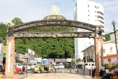 Bến cảng Jesselton Point nằm trên tuyến đường chính của Kota Kinabalu, là nơi có các quầy bán vé du ngoạn đảo. Bến cảng Jesselton Point nằm trên tuyến đường chính của Kota Kinabalu, là nơi có các quầy bán vé du ngoạn đảo.