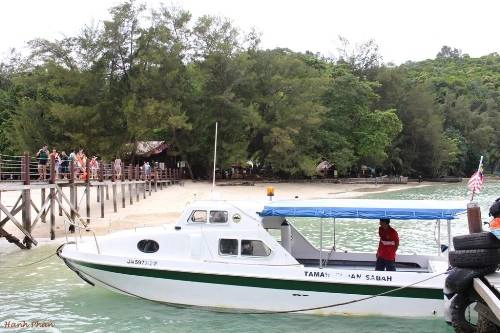 Thuyền cập bến đưa du khách lên khám phá hòn đảo Sapi xinh đẹp. Thuyền cập bến đưa du khách lên khám phá hòn đảo Sapi xinh đẹp.