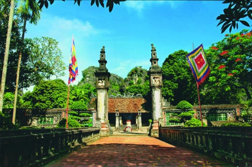 Hãy bắt đầu một ngày tham quan bằng việc đi thắp hương cầu an ở đền thờ các bậc hiền nhân thuở trước. Ảnh: Dulichninhbinh ninhbinh-ivivu-1