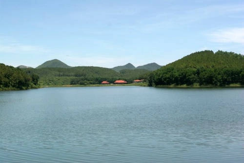 Khung cảnh thơ mộng, yên bình hồ Đồng Chương. Ảnh: Đỗ Kiên ninhbinh-ivivu-4