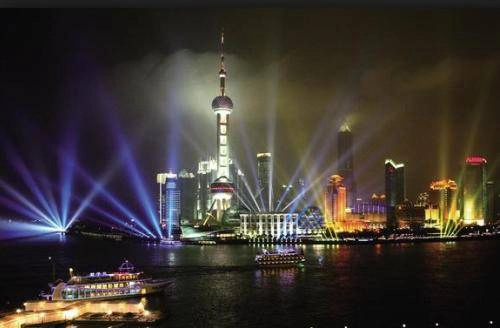 Tháp Oriental Pearl rực sáng trong đêm bên sông Hoàng Phố. Ảnh: Shanghai-vacation.com