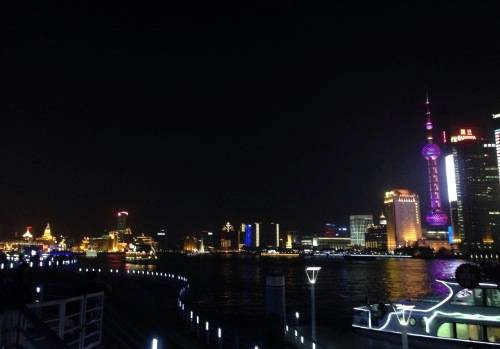 Hãy tới một lần vào ban ngày để cảm nhận sự hoa lệ và một lần nữa vào ban đêm để đắm mình trong không gian lãng mạn của bến Thượng Hải.