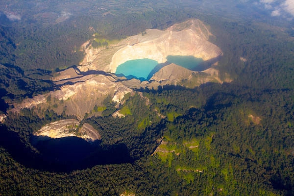 Kelimutu nhìn từ trên cao. 