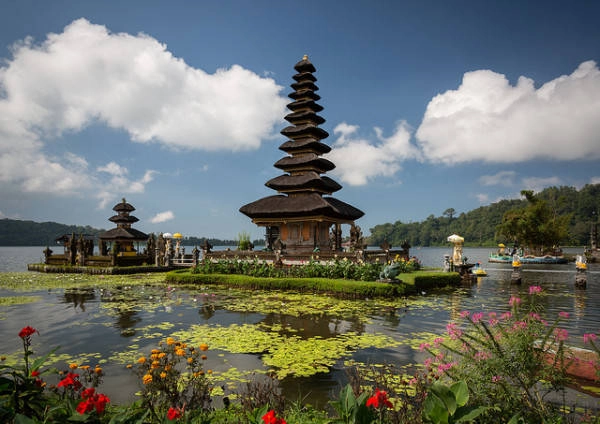 Ngôi đền Pura Ulun Danu Brata, Bali, Indonesia. 