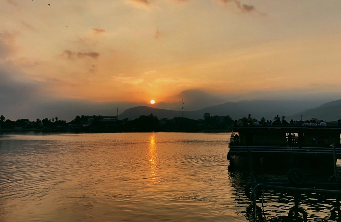 Hoàng hôn ảo diệu trên dòng sông Kampot. Hoàng hôn ảo diệu trên dòng sông Kampot.
