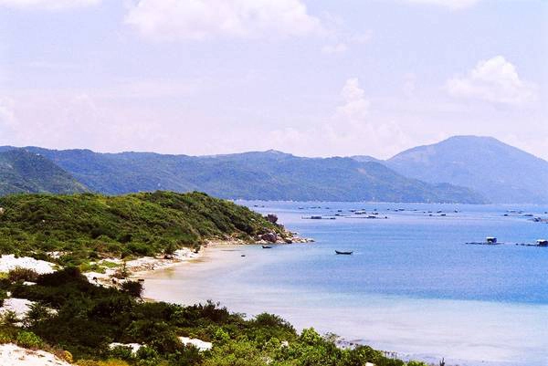 Khung cảnh nhìn từ bán đảo Đầm Môn. Ảnh: kado33 Khung cảnh nhìn từ bán đảo Đầm Môn. Ảnh: kado33