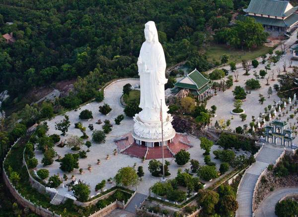 Tượng Phật Bà 65m cao nhất Việt Nam trong khuôn viên chùa Linh Ứng. Ảnh: Phuongdong Tượng Phật Bà 65m cao nhất Việt Nam trong khuôn viên chùa Linh Ứng. Ảnh: Phuongdong