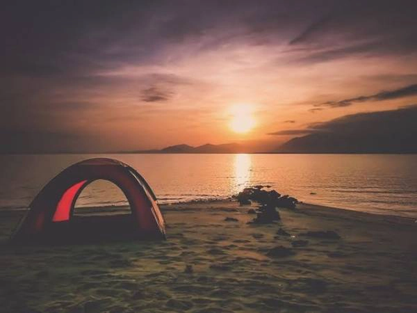 Cắm trại ngắm bình minh trên đảo. Ảnh: blogphunu Cắm trại ngắm bình minh trên đảo. Ảnh: blogphunu