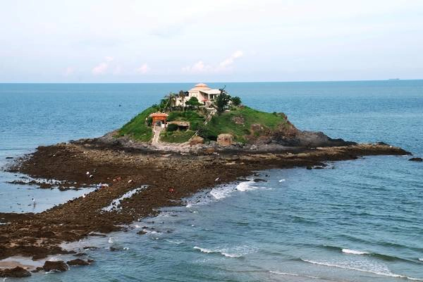 Con đường dưới biển khi thủy triều rút. Ảnh: vungtautravels Con đường dưới biển khi thủy triều rút. Ảnh: vungtautravels