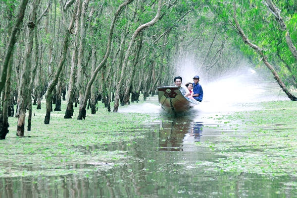 Ngồi chèo thuyền ngắm cảnh giữa thiên nhiên xanh mát, sẽ giúp tâm hồn bạn thêm thoải mái. Ảnh: Nam Phạm. Ngồi chèo thuyền ngắm cảnh giữa thiên nhiên xanh mát, sẽ giúp tâm hồn bạn thêm thoải mái. Ảnh: Nam Phạm.