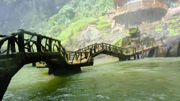  Dưới chân thác có một cây cầu nhỏ nối hai bờ, quanh năm bám rêu xanh, tạo vẻ lãng mạn nên thơ rất cổ kính, khiến du khách không khỏi ngỡ ngàng. 