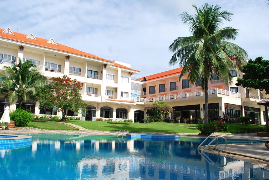 Côn Đảo Resort là khu nghỉ mát nổi tiếng toạ lạc gần biển và các khu vực tham quan, vui chơi. Toạ lạc ngay huyện trung tâm Côn Đảo, khách lưu trú có thể dễ dàng di chuyển đến nhiều điểm tham quan trong khu vực. Với kiến trúc sang trọng, Côn Đảo Resort sở hữu khuôn viên rộng với rừng cây, bể bơi ngoài trời và dịch vụ nhà hàng tiện nghi. Ảnh: Côn Đảo resort.