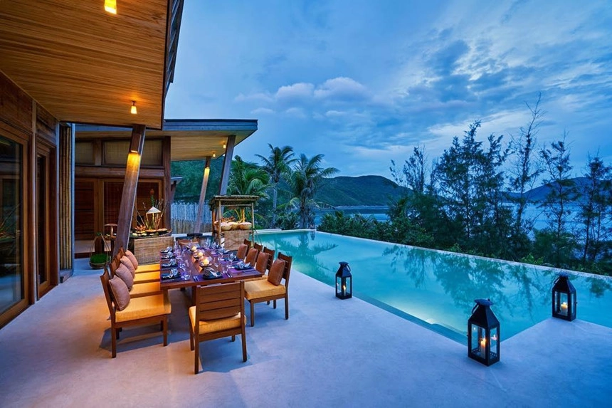 Six Senses Côn Đảo là khách sạn, khu nghỉ dưỡng hạng sang đầu tiên tại quần đảo này. Khu nghỉ dưỡng tiêu chuẩn 5 sao sở hữu 50 biệt thự bằng gỗ nằm trải dài dọc bờ biển, đem đến tầm nhìn tuyệt vời cho khách lưu trú. Ảnh: Sixsensescondao.