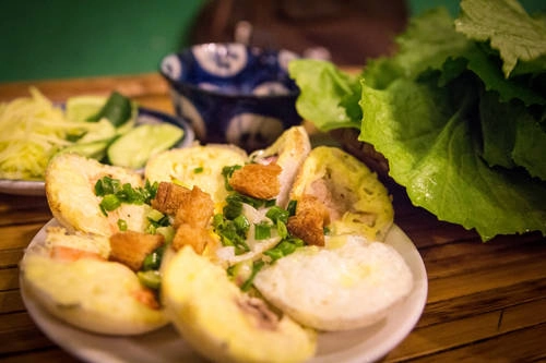 Bánh căn nhân thập cẩm ăn kèm rau sống. Bánh căn nhân thập cẩm ăn kèm rau sống.